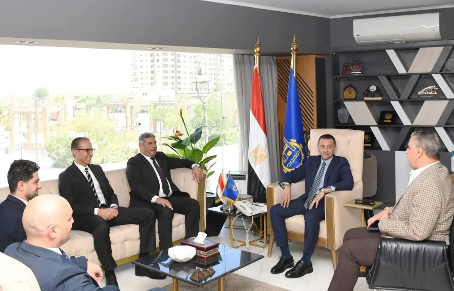 محافظ أسوان يلتقى بوفد مجموعة شركات إستادات الوطنية