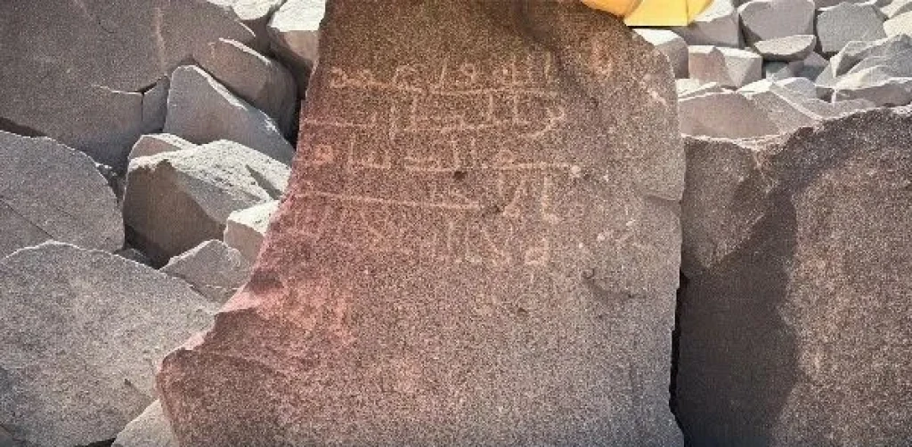 نقوش تحمل اسم عمر بن الخطاب تبرز من قلب الصحراء.. اكتشافات أثرية جديدة تكشف عمق التاريخ في محافظة المهد