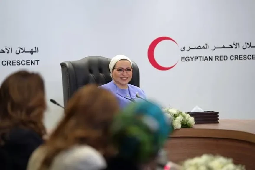السيدة انتصار السيسي :سعيده بلقاء أبنائى وبناتى من متطوعى الهلال الأحمر المصرى