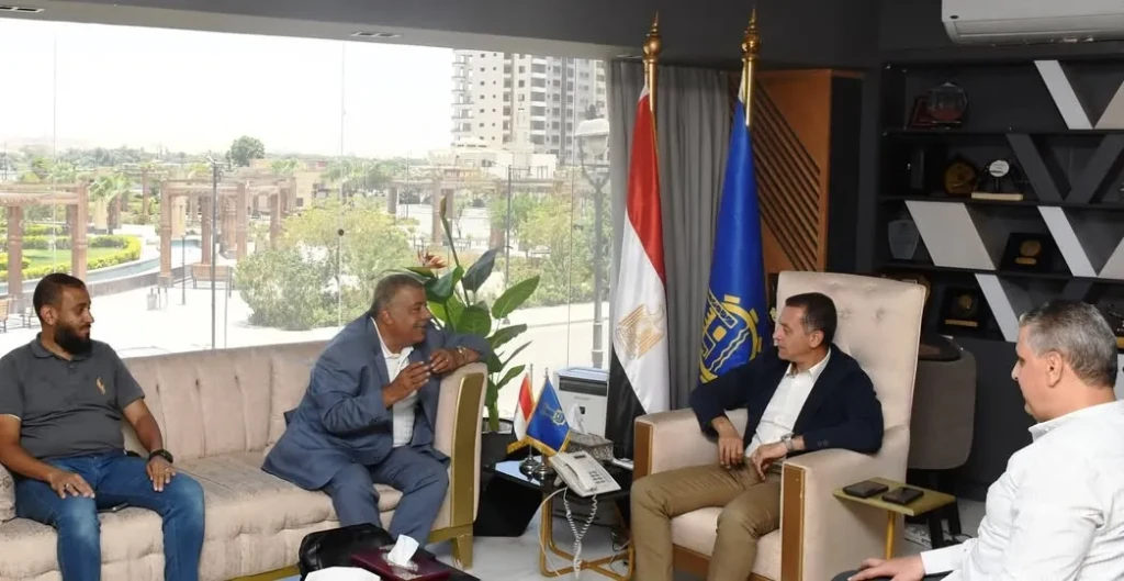 محافظ أسوان يلتقى مسئولى مصنع أسمنت أسوان