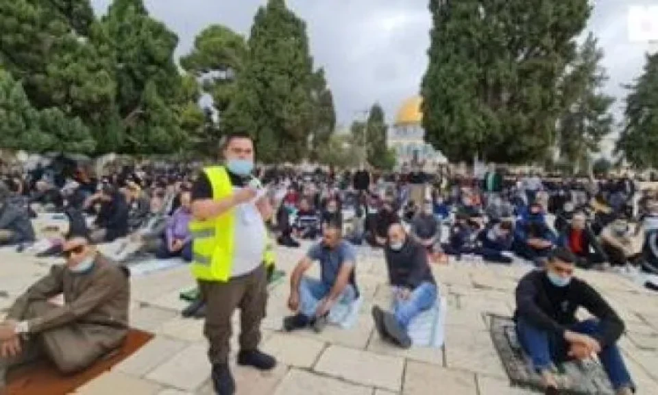 مئات الفلسطينيين يؤدون صلاة الجمعة في أراضٍ مهددة بالاستيلاء جنوب الخليل