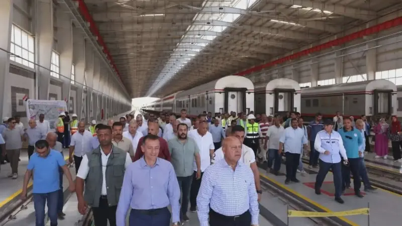 وزير النقل يتفقد ورشة السد العالي الجديدة بأسوان
