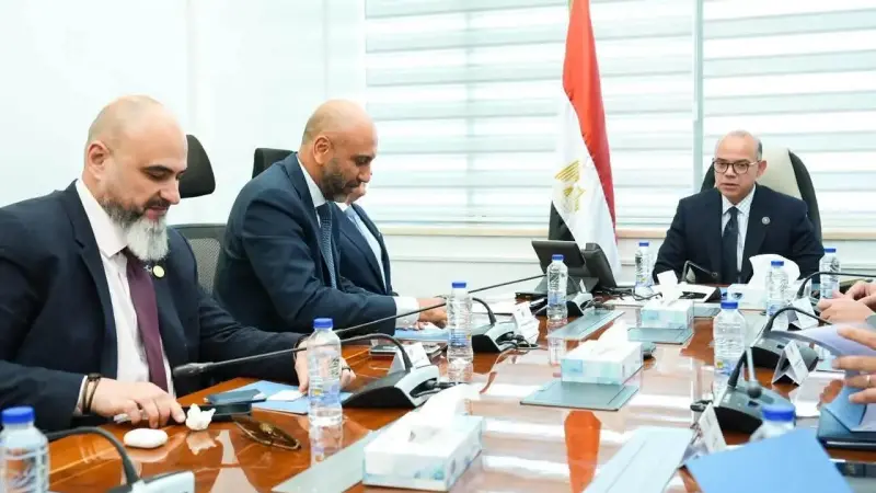 وزير الاستثمار والتجارة الخارجية يبحث مع قيادات دي بي ورلد فرص التوسع في مراكز التوزيع