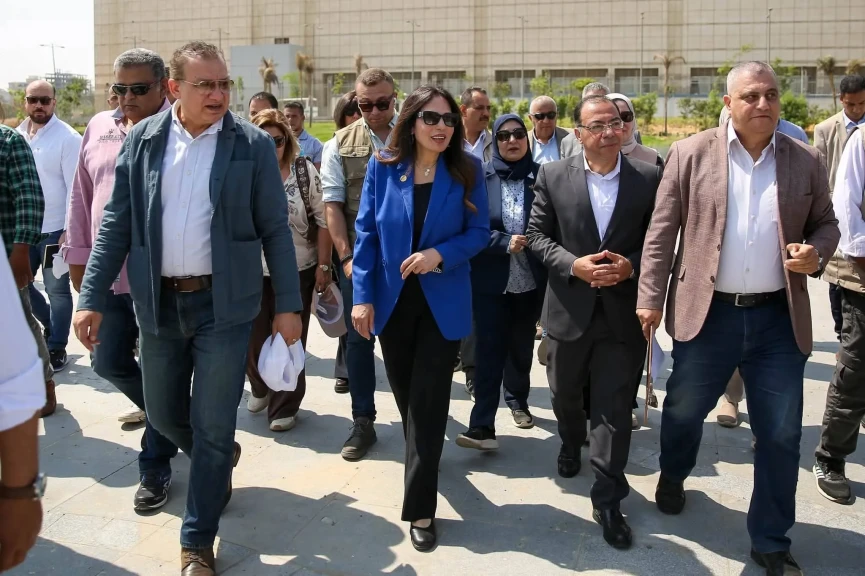 وزيرة الإسكان تقوم بجولة تفقدية موسعة بمشروع ”حدائق تلال الفسطاط”