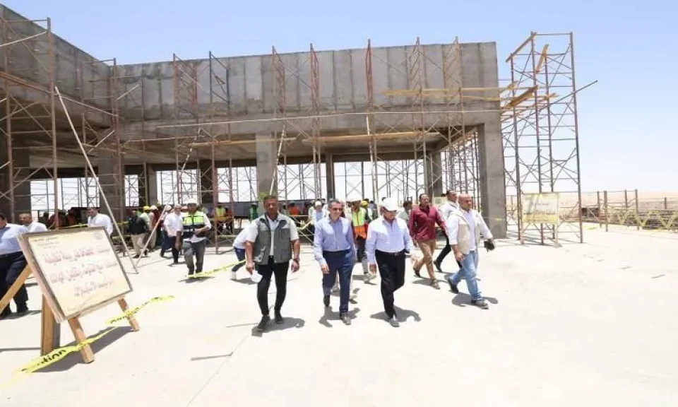 وزير النقل ومحافظ أسوان يتفقدان محطات ومسار الخط الثانى من شبكة القطار السريع