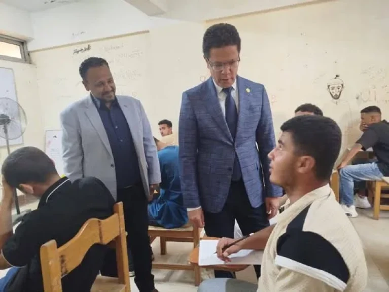 رئيس جامعة بنها يتفقد سير الامتحانات بكلية التربية النوعية