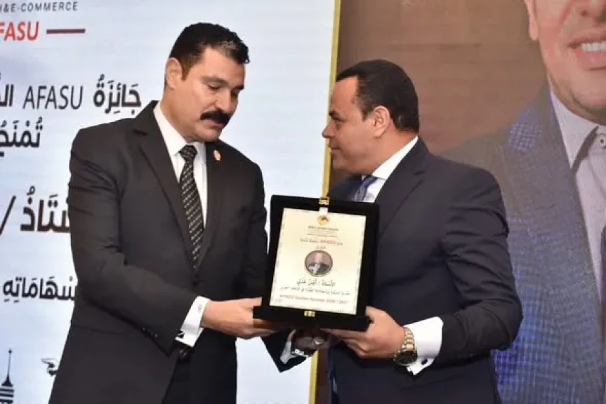 ”AFASU” تكرم الإعلامي أيمن عدلى بالجائزة الذهبية الدولية ضمن نخبة من رواد الإبداع
