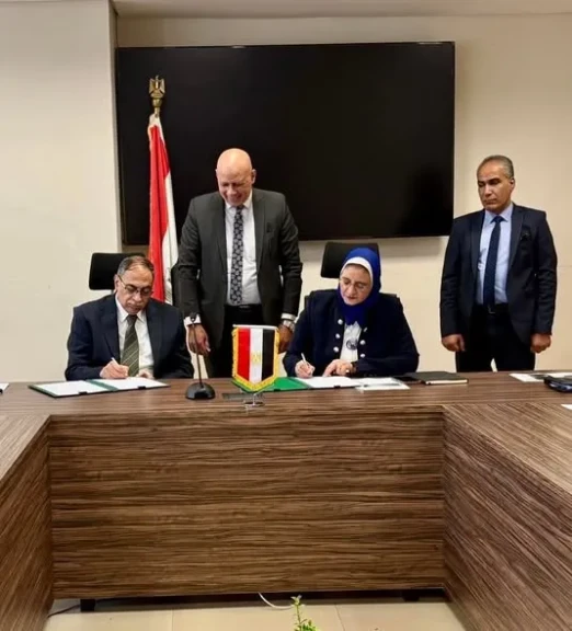 «نقل الكهرباء» توقع عقدا جديدا لتدعيم الشبكة القومية وربط محطة محولات قبالة بالشبكة الموحدة