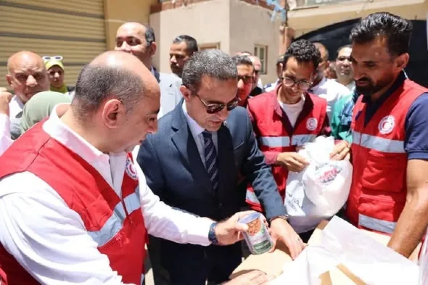 محافظ المنوفية يتفقد القافلة الطبية التي نظمتها جمعية الهلال الأحمر المصري
