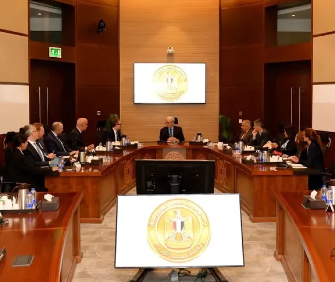 نائب رئيس مجلس الوزراء للشؤون الاقتصادية يستقبل وفداً رفيع المستوى من البنك الدولي لتعزيز التعاون المشترك