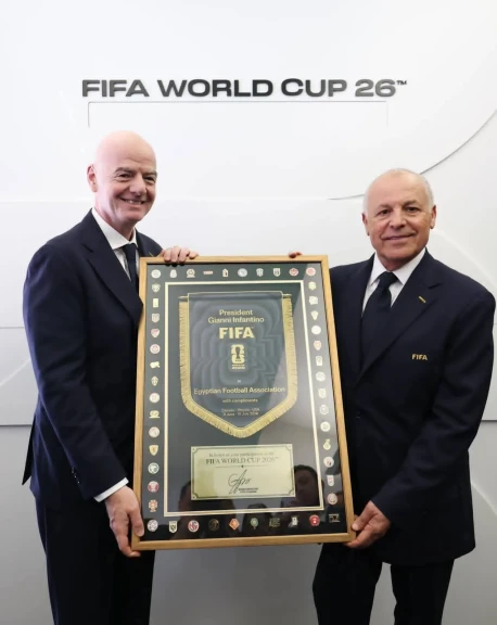 إنفانتينو يمنح أبو ريدة درع كأس العالم ..وتوت عنخ آمون هدية من اتحاد الكرة لفيفا