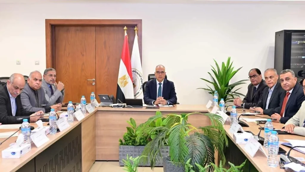 وزير الري يتابع موقف إيراد نهر النيل وتداعيات الظواهر المناخية العالمية (النينيو) على الموارد المائية