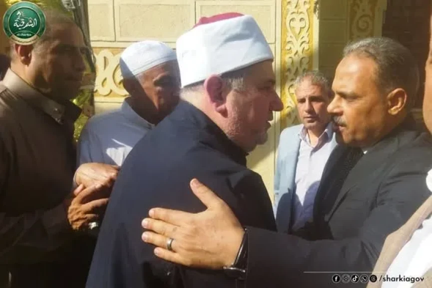 محافظ الشرقية يؤدي صلاة الجنازة ويقدّم واجب العزاء في وفاة الدكتور/ نور هاشم عضو مجلس الشيوخ السابق بمسقط رأس بقرية بني عامر بمركز ومدينة الزقازيق