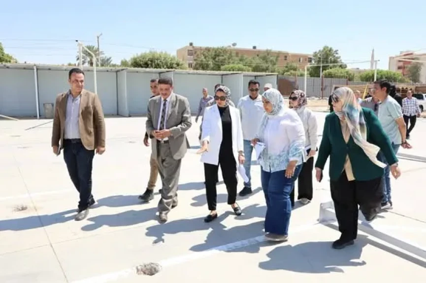 محافظ الوادي الجديد تتابع أعمال تطوير أرض المعارض بمدينة الخارجة