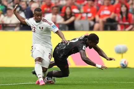 إصابة لاعب منتخب كندا إسماعيل كوني بإصابة خطيرة ونقل اللاعب للمستشفى