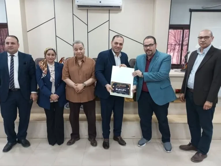 تكريم مدير مستشفى منيا القمح المركزي تقديرًا لجهوده في تطوير المنظومة الصحية