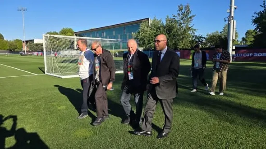 سفير مصر بكندا يؤكد دعم المنتخب الوطني قبل مواجهة نيوزيلندا في كأس العالم