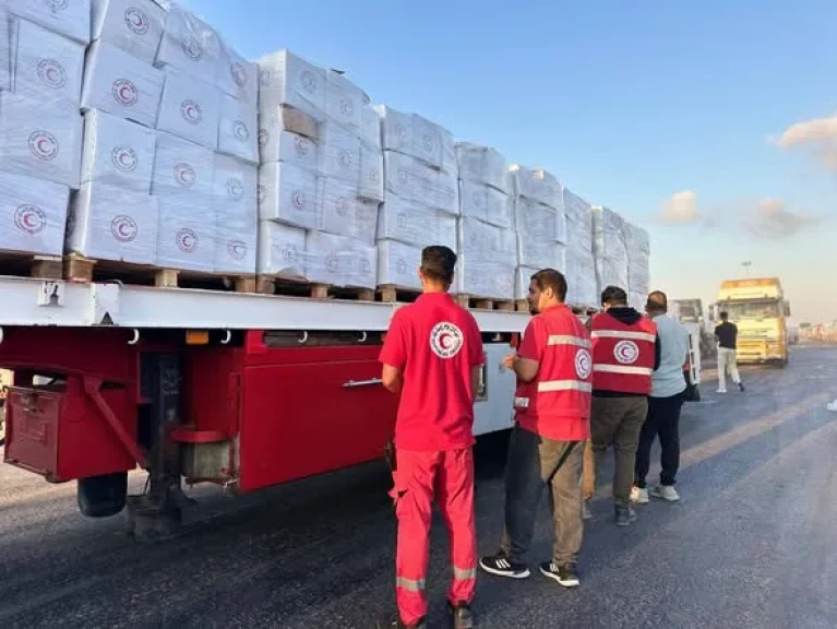 الهلال الأحمر المصري يطلق قافلة «زاد العزة» 217 بحمولة أكثر من 3 آلاف طنًا من المساعدات الإنسانية الشاملة لدعم الأشقاء الفلسطينيين