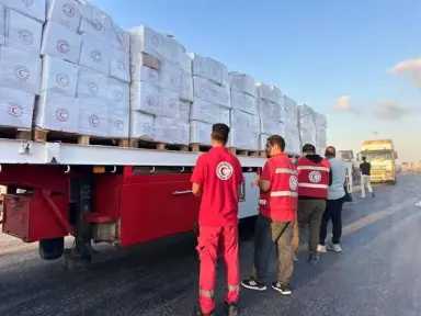 الهلال الأحمر المصري يطلق قافلة «زاد العزة» 217 بحمولة أكثر من 3 آلاف طنًا من المساعدات الإنسانية الشاملة لدعم الأشقاء الفلسطينيين