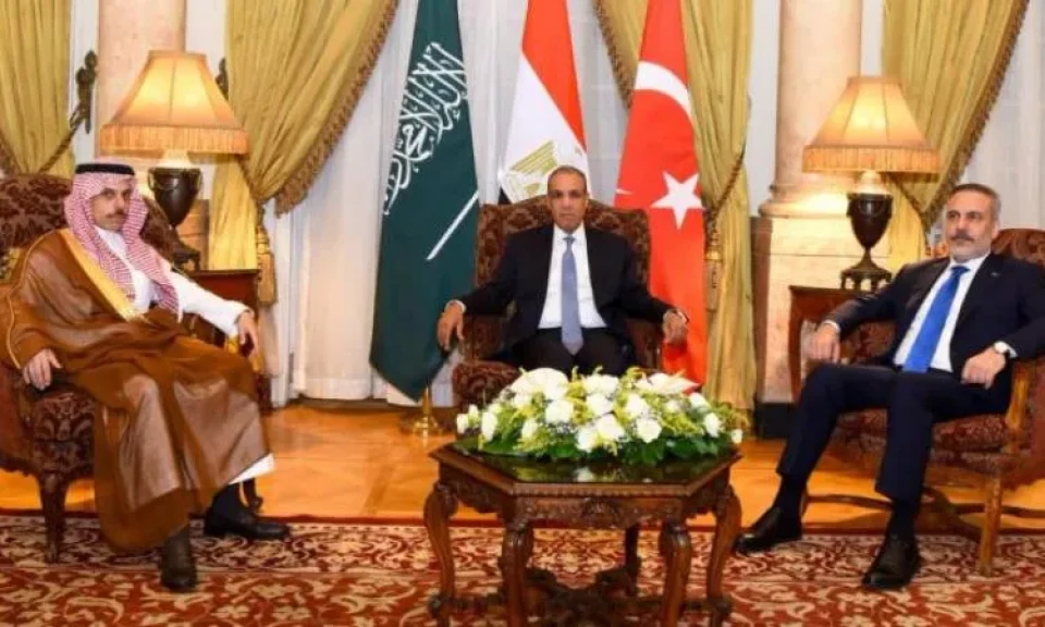 وزير الخارجية يبحث مع نظيريه السعودي والتركي التطورات الإقليمية