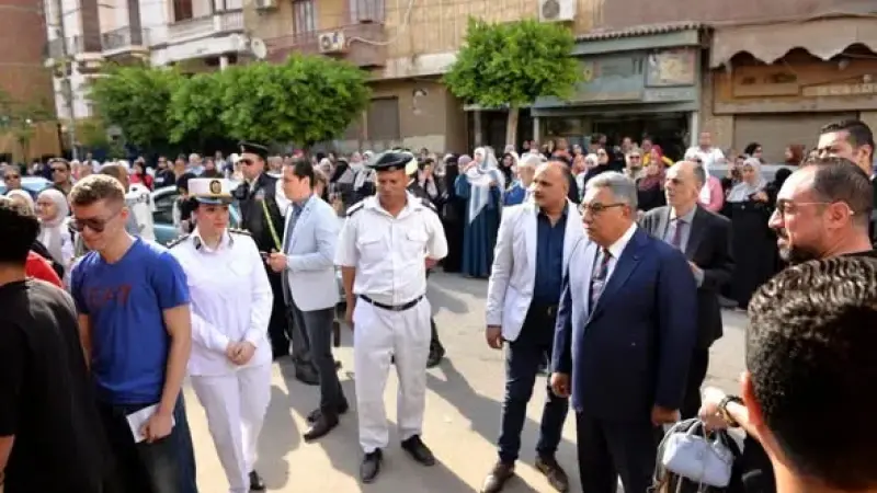 محافظ الدقهلية يتفقد انتظام دخول الطلاب والطالبات للجان امتحانات الثانوية العامة ويشدد على تحقيق الانضباط والشفافية