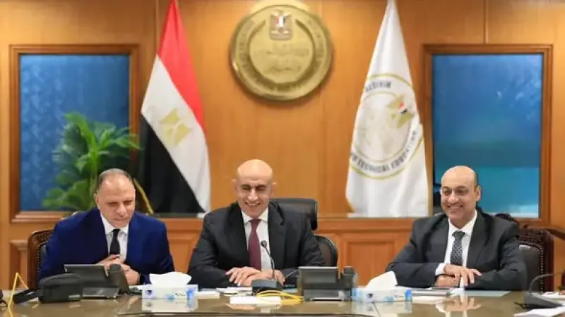 عاجل :وزير التربية والتعليم يتابع انتظام أول أيام امتحانات الثانوية العامة من غرفة العمليات المركزية بالوزارة