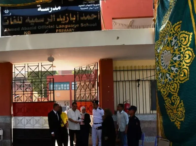 محافظ أسوان يتابع إنطلاق ماراثون إمتحانات الثانوية العامة داخل لجنة المكفوفين من ذوى الهمم .. ويوجه بتوفير الأجواء الهادئة للطلاب داخل اللجان