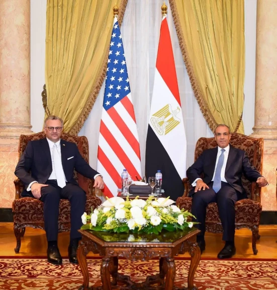 وزير الخارجية يبحث مع كبير مستشاري الرئيس الأمريكي للشئون العربية والأفريقية التطورات الإقليمية