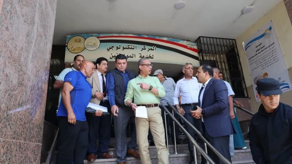 محافظ الجيزة يتفقد المركز التكنولوجي بحي العجوزة لمتابعة مستوى الخدمات المقدمة للمواطنين