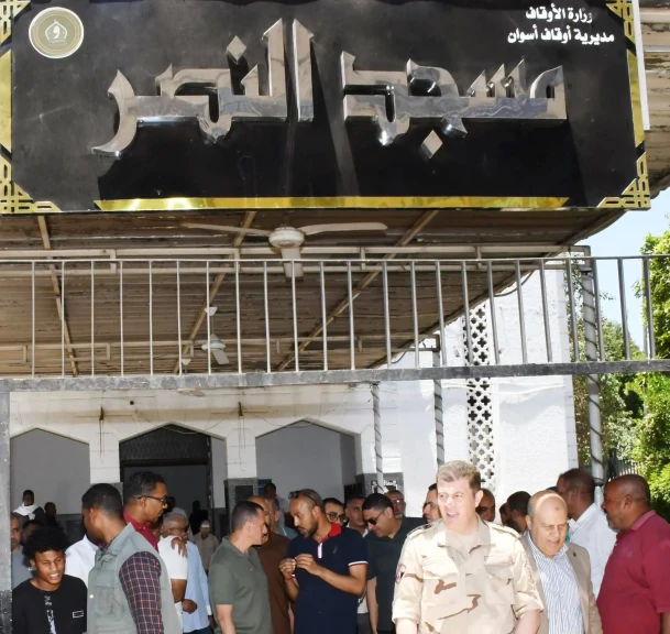 محافظ أسوان يؤدى صلاة الجمعة بمسجد النصر ويستمع لمطالب المواطنين