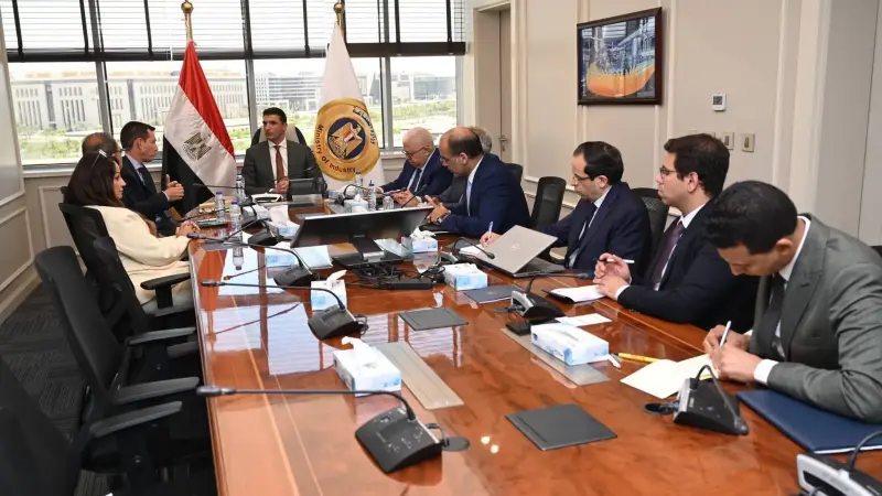 وزير الصناعة يبحث مع الرئيس التنفيذي لشركة شنايدر إلكتريك خطط الشركة الحالية والمستقبلية