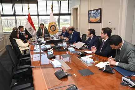 وزير الصناعة يبحث مع الرئيس التنفيذي لشركة شنايدر إلكتريك خطط الشركة الحالية والمستقبلية