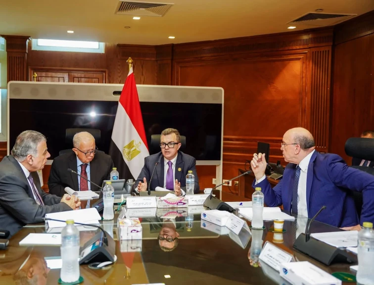 وزير التخطيط  يترأس اجتماع لجنة الاستثمار التابعة لبنك الاستثمار القومي