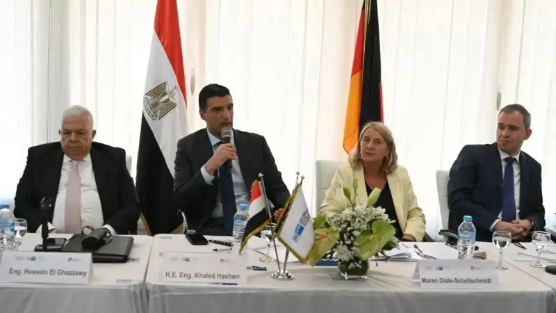 وزير الصناعة يشارك بالجلسة النقاشية بالغرفة الألمانية العربية للصناعة والتجارة بشأن تقنيات إزالة الكربون المستدامة للصناعة في مصر