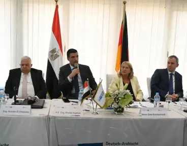 وزير الصناعة يشارك بالجلسة النقاشية بالغرفة الألمانية العربية للصناعة والتجارة بشأن تقنيات إزالة الكربون المستدامة للصناعة في مصر