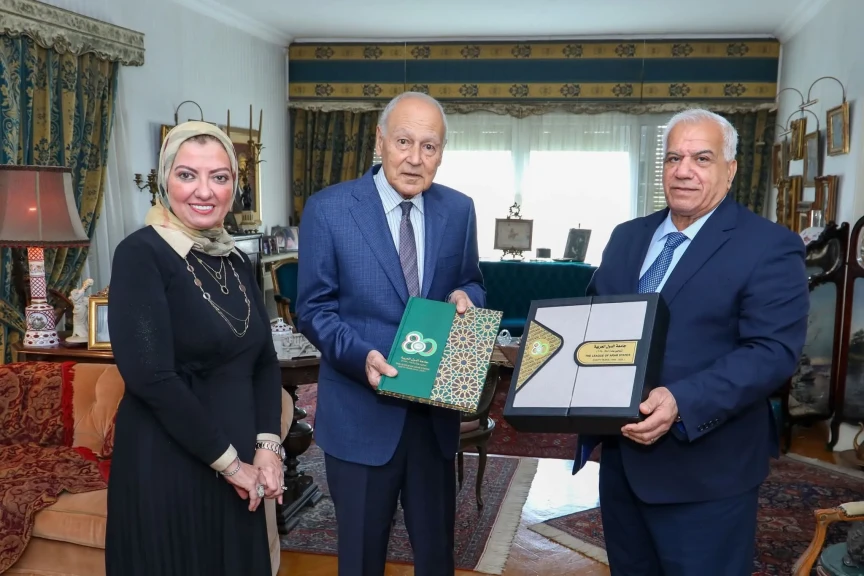 أبو الغيط يتسلم أول نسخة  من كتاب جامعة الدول العربية ..ثمانون عاما
