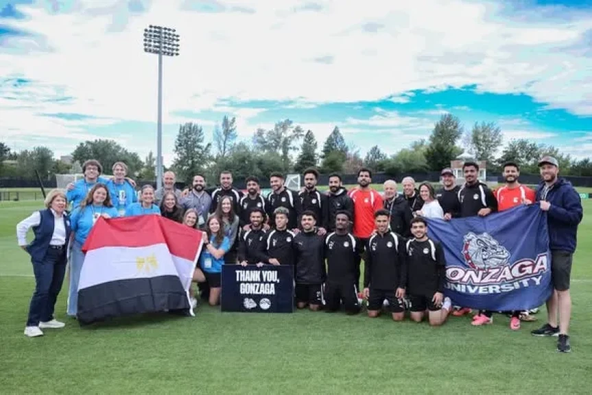 قميص منتخب مصر وصور جماعية إهداءً لجامعة جونزاجا في ”سبوكين”