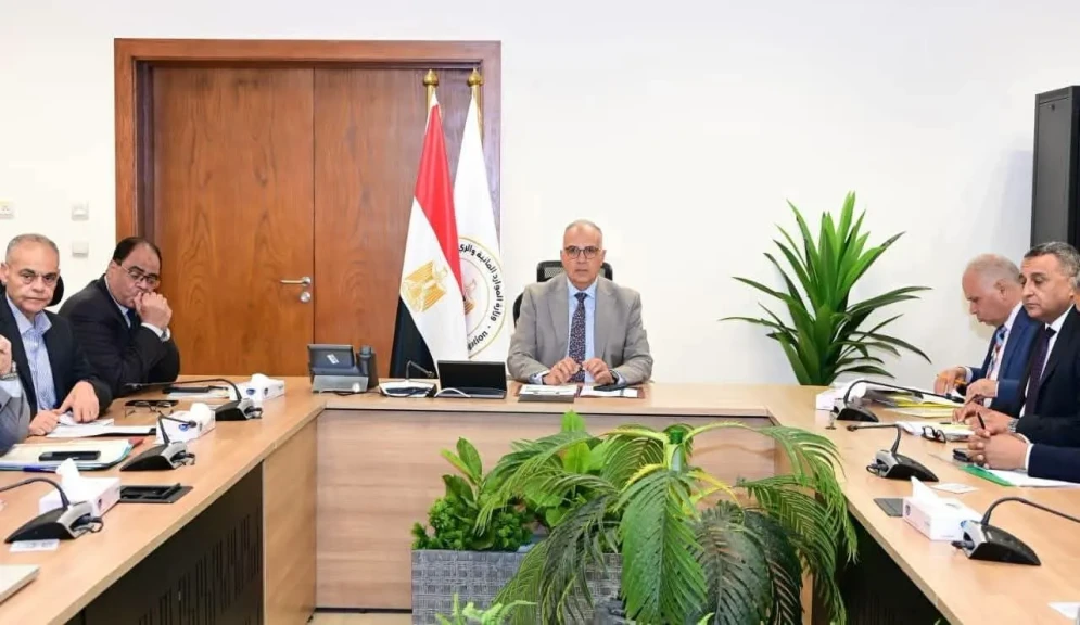 وزير الري يتابع الدراسة الخاصة بمنظومة التحكم في ورد النيل والمخلفات العائمة
