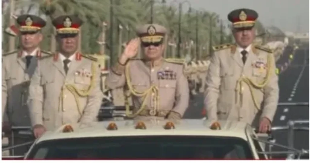 الرئيس السيسي يوجه التحية العسكرية لأفراد وضباط القوات المسلحة بمقر القيادة الاستراتيجية