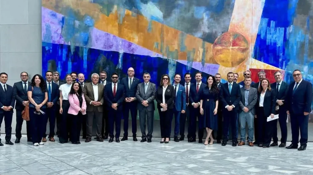 رئيس هيئة الشراء الموحد يستعرض فرص الاستثمار وتوطين الصناعات الطبية