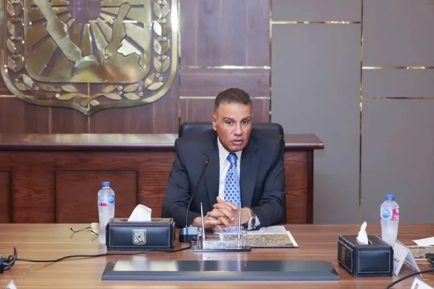 محافظ جنوب سيناء يعقد اجتماعاً تنسيقياً لتطوير ورفع كفاءة طرق منطقتي ”المنشية” و”الأمل” بطور سيناء