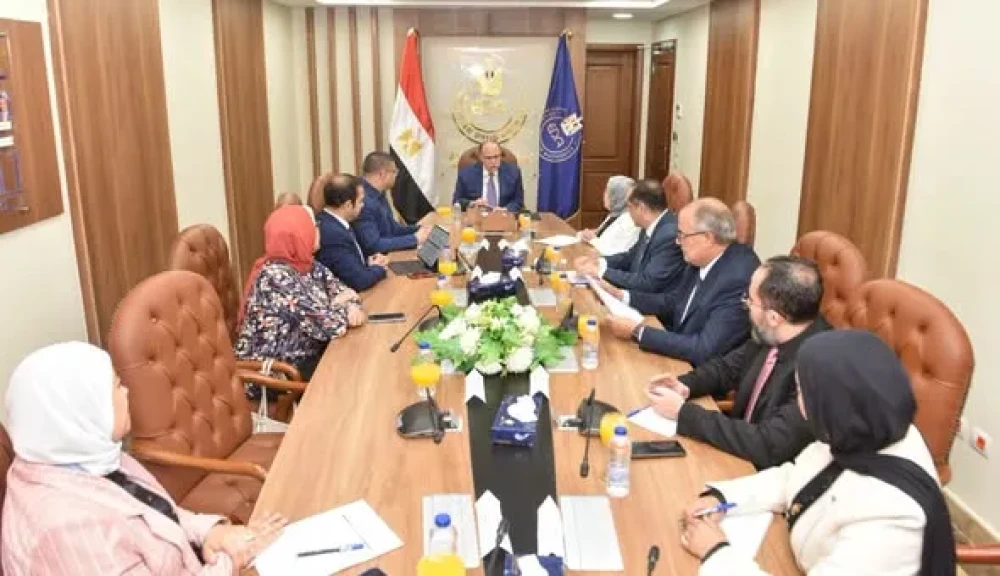 رئيس هيئة الدواء المصرية يعقد اجتماعاً مع شركات أكديما لمتابعة تعزيز كفاءة المنظومة الدوائية بالسوق