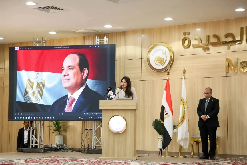 وزيرة الإسكان تسلم عقود توفيق أوضاع الأراضي المضافة بمدينتي العبور الجديدة والشروق
