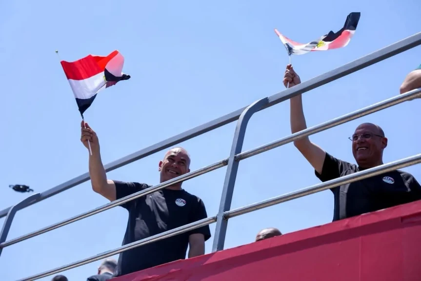 الرئيس السيسي يمنح المنتخب المصري كأس الفخر و اوسمة الإنجاز بعد الخروج المشرف بالمونديال