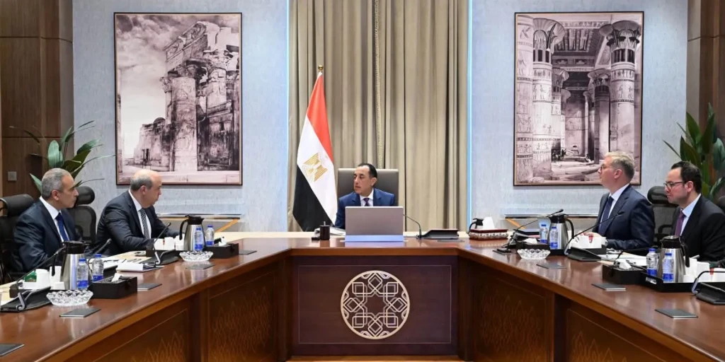 رئيس الوزراء يتابع عددًا من ملفات العمل المشتركة بين وزارتي الطيران المدني والبترول