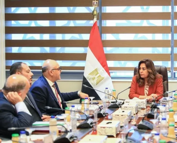 وزيرة التنمية المحلية والبيئة تتابع مع محافظ الإسكندرية ورئيس شركة المقاولون العرب جهود تحسين مستوي النظافة بالإسكندرية