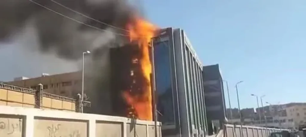 محافظ أسوان يتابع جهود السيطرة الفورية على حريق أعلى سطح مستشفى الجراحة