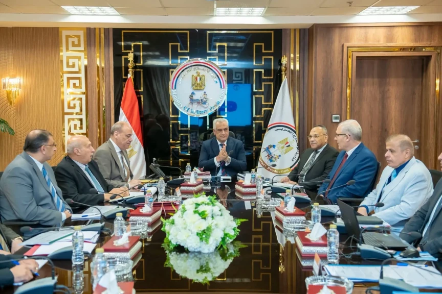 وزير الدولة للإنتاج الحربي يترأس اجتماع اللجنة العليا للقيادات لمتابعة منظومة التدريب