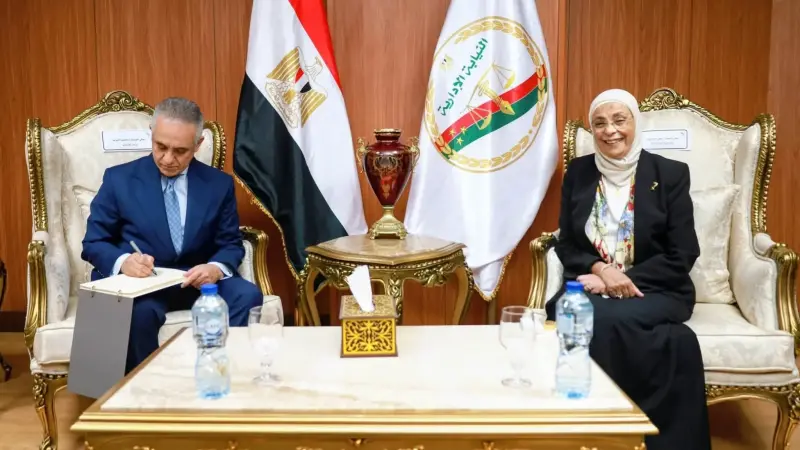وزير العدل يهنئ رئيس هيئة النيابة الإدارية بمناسبة توليها منصبها الجديد