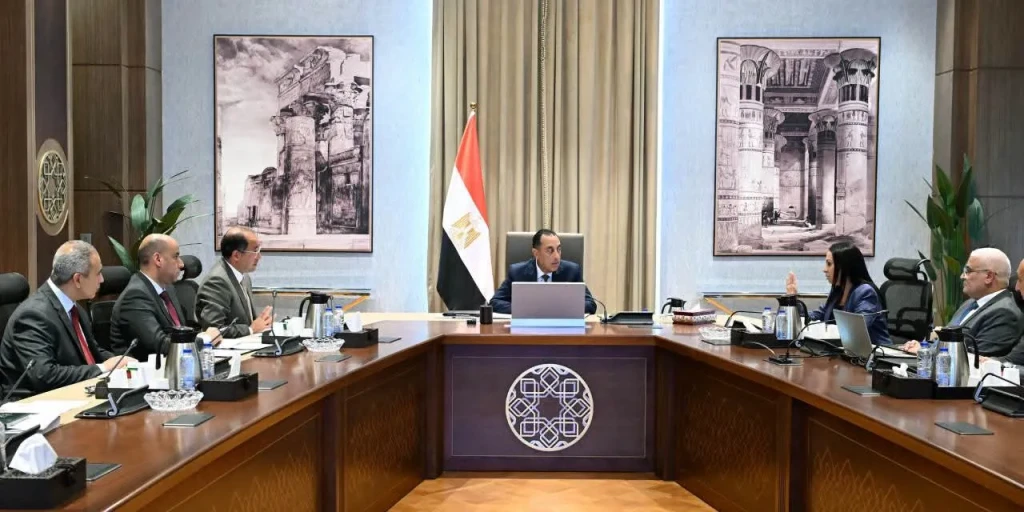 رئيس الوزراء يبحث مبادرات تحفيز العمالة غير المنتظمة وأصحاب المهن الحرة والمصريين بالخارج للاستفادة بالحماية الاجتماعية